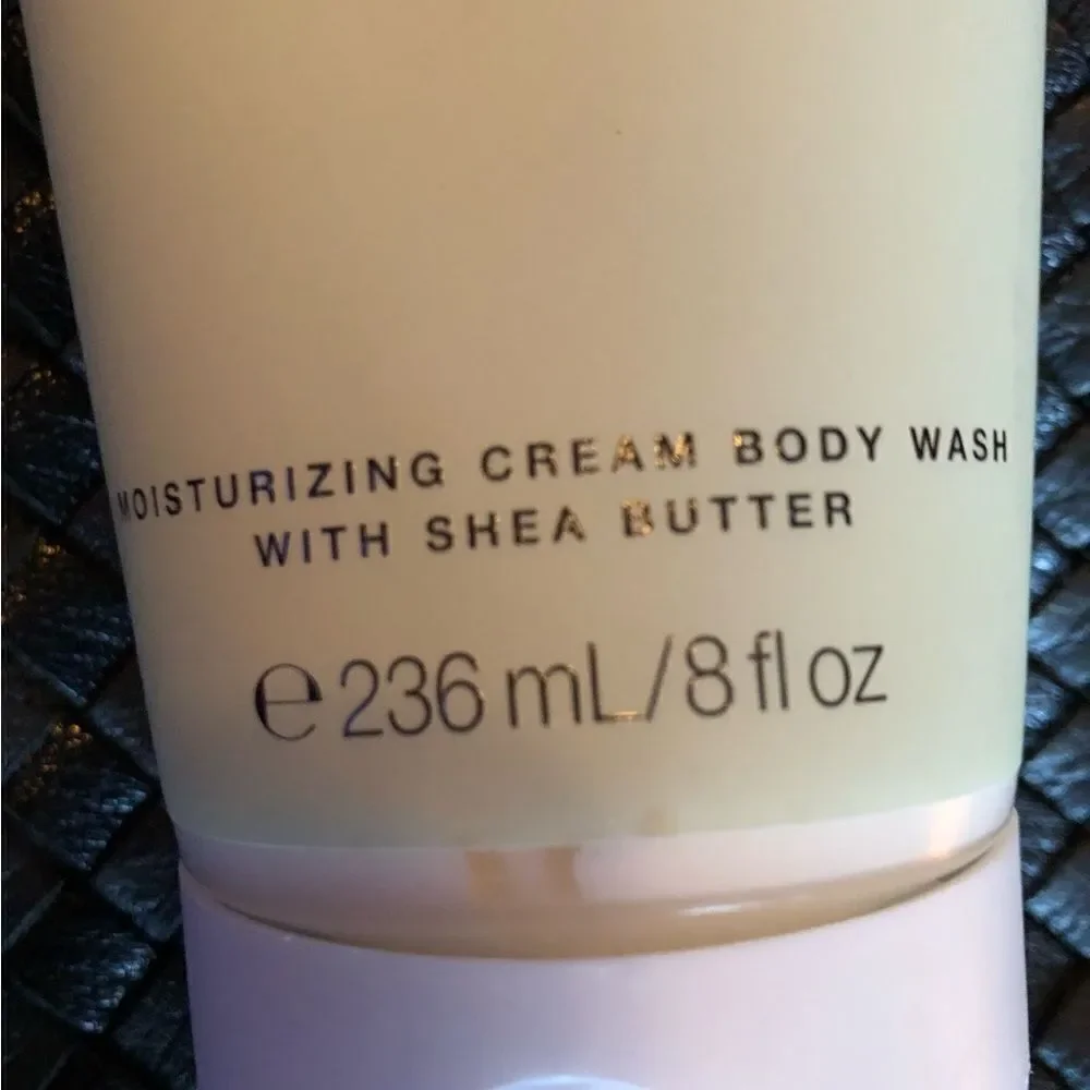 VICTORIA’S SECRET - NWT Cucumber & Green Tea Moisturizing Cream Body Wash.